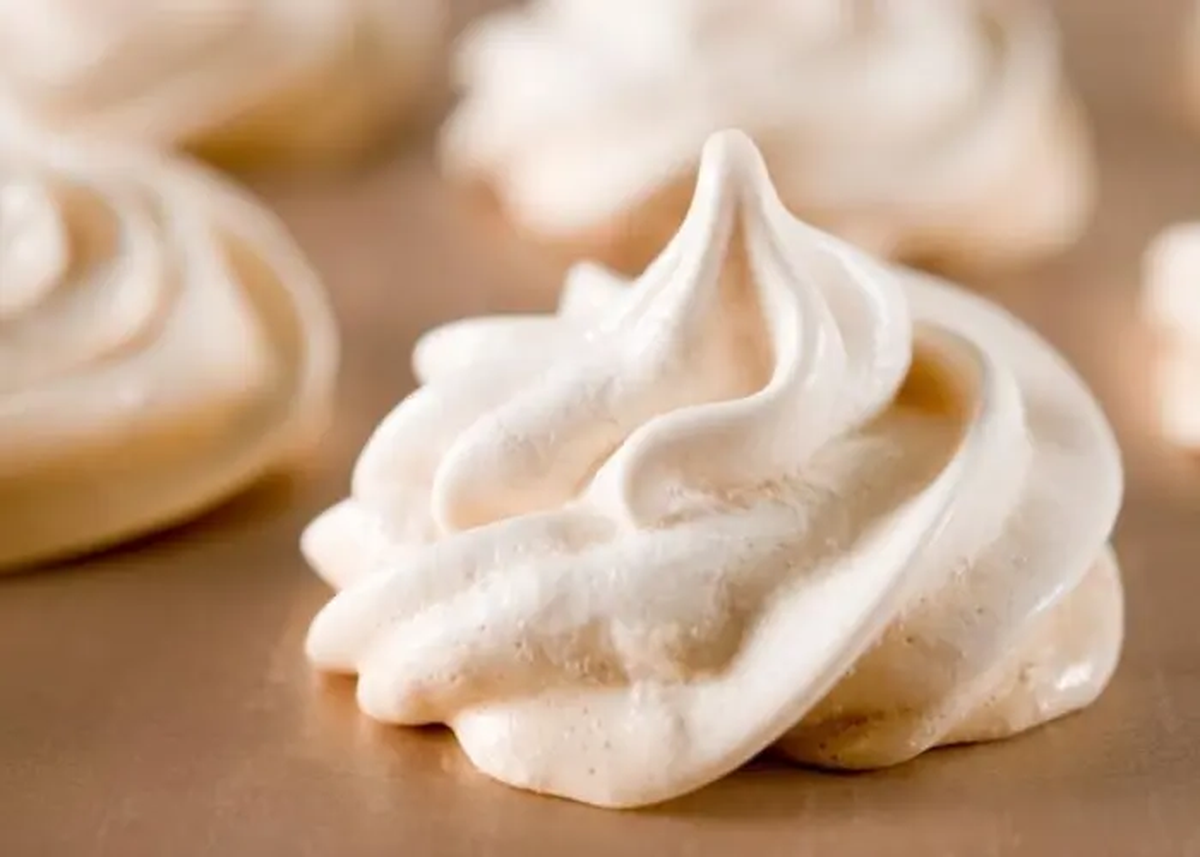 Los merenguitos pueden comerse solos o usarse para decorar tortas y postres. Los merenguitos pueden comerse solos o usarse para decorar tortas y postres.