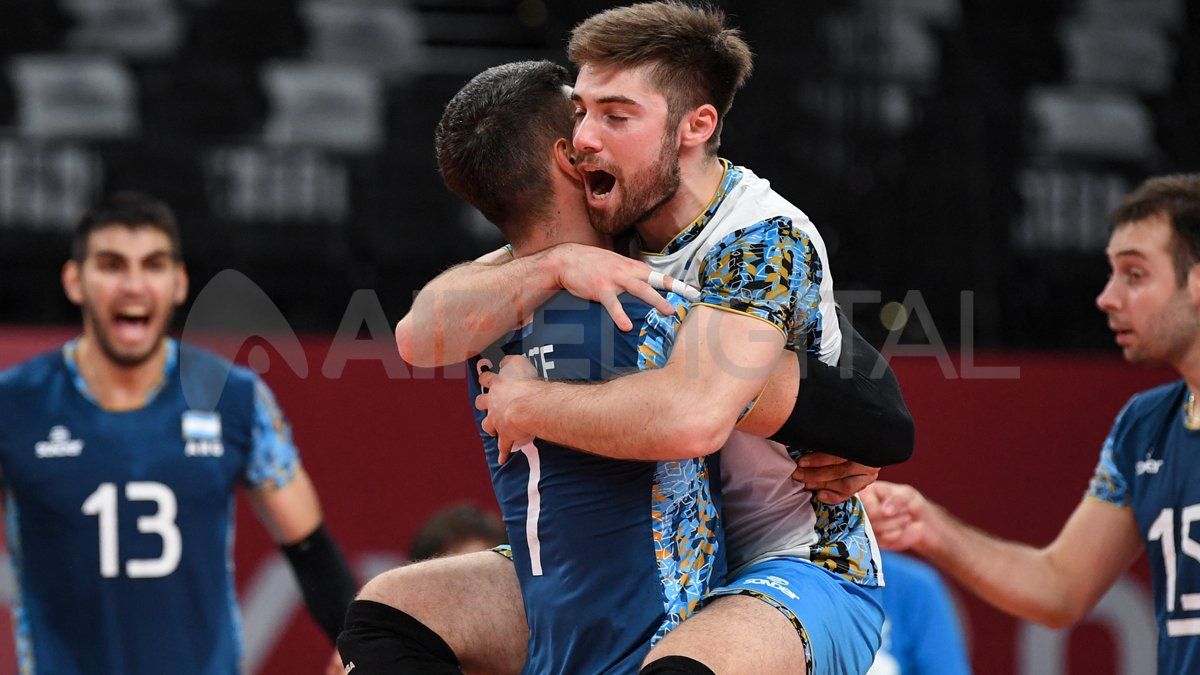 El festejo entre Facundo Conte y Santiago Danani tras meterse en los cuartos de final de la competencia olímpica.&nbsp;