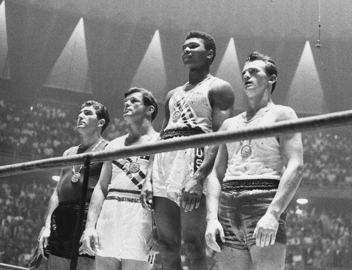 A los 18 años, se consagró campeón olímpico mediopesado en los Juegos de Roma 1960. En el podio, desde la izquierda, el italiano Giulio Saraudi (bronce) y el australiano Anthony (Tony) Madigan (bronce), Cassius Marcellus Clay (oro) y el polaco Zbigniew Pietrzykowski (plata).