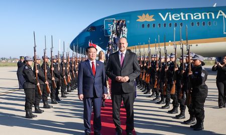 Omar Perotti recibió a comitiva de Vietnam. Omar Perotti recibió a comitiva de Vietnam.