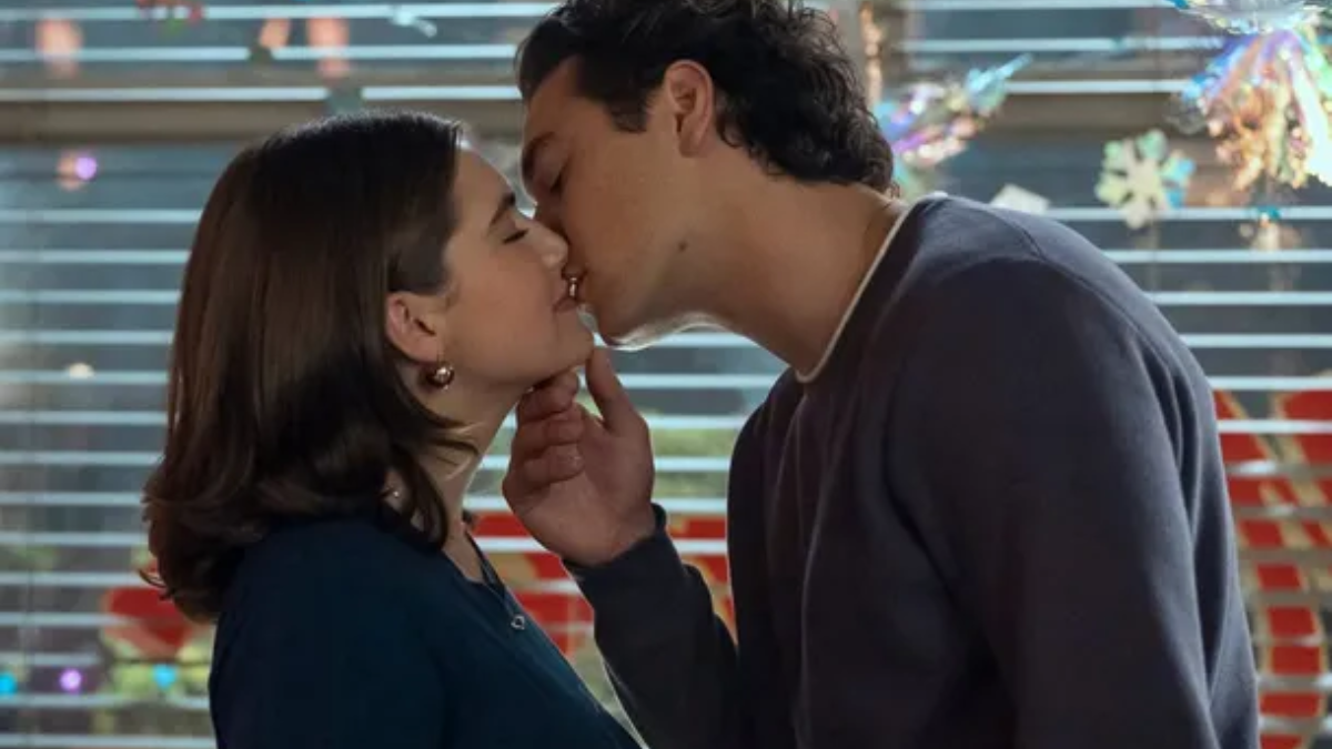 El fenómeno literario del hockey romance llegó al catálogo de Prime Video con Off Campus.