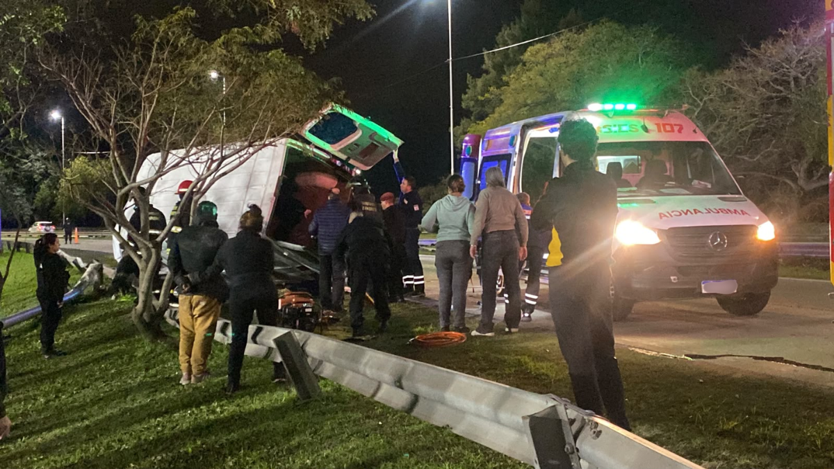 El conductor resultó herido mientras que el acompañante ileso. Minutos más tarde, desde el Hospital Cullen confirmaron la amputación del brazo izquierdo del joven lesionado. El conductor resultó herido mientras que el acompañante ileso. Minutos más tarde, desde el Hospital Cullen confirmaron la amputación del brazo izquierdo del joven lesionado.