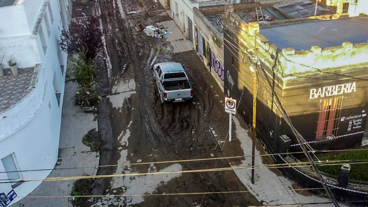 Mientras sigue la búsqueda de personas en Bahía Blanca