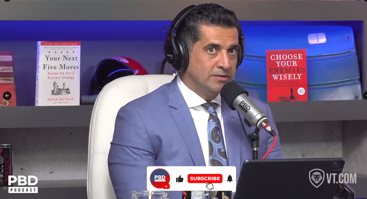 Patrick Bet-David es un autor e influencer de 44 años, que nació en la ciudad de Teherán. Patrick Bet-David es un autor e influencer de 44 años, que nació en la ciudad de Teherán.