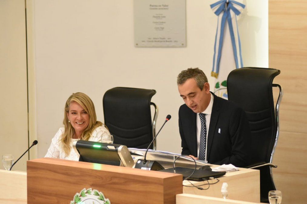Pablo Javkin junto a la presidenta del Concejo Municipal de Rosario, María Eugenia Schmuck.