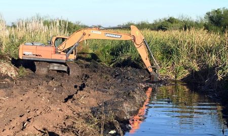 Para reducir el impacto de lluvias intensas y evitar anegamientos en la capital santafesina y el área metropolitana, el Gobierno de la Provincia y la Municipalidad de Santa Fe complementan tareas de mantenimiento Para reducir el impacto de lluvias intensas y evitar anegamientos en la capital santafesina y el área metropolitana, el Gobierno de la Provincia y la Municipalidad de Santa Fe complementan tareas de mantenimiento