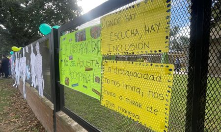 Abrazo simbólico en Recreo en el centro “Mi Lugar” por la crisis en discapacidad. Abrazo simbólico en Recreo en el centro “Mi Lugar” por la crisis en discapacidad.