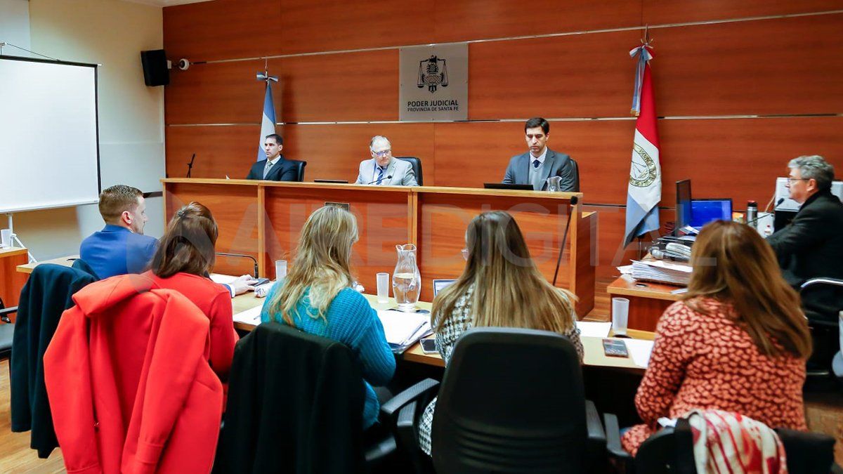 El juicio se da ante un tribunal pluripersonal ya que el bloque acusador (Fiscalía y querella) solicita una pena de 20 años de prisión. 