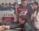 Una pareja eligió una esquina de Wilde, para sellar su compromiso matrimonial. Una pareja eligió una esquina de Wilde, para sellar su compromiso matrimonial.