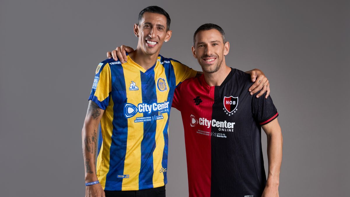 Maxi Rodríguez y Ángel Di María se ponen la camiseta de City Center Online. Maxi Rodríguez y Ángel Di María se ponen la camiseta de City Center Online.