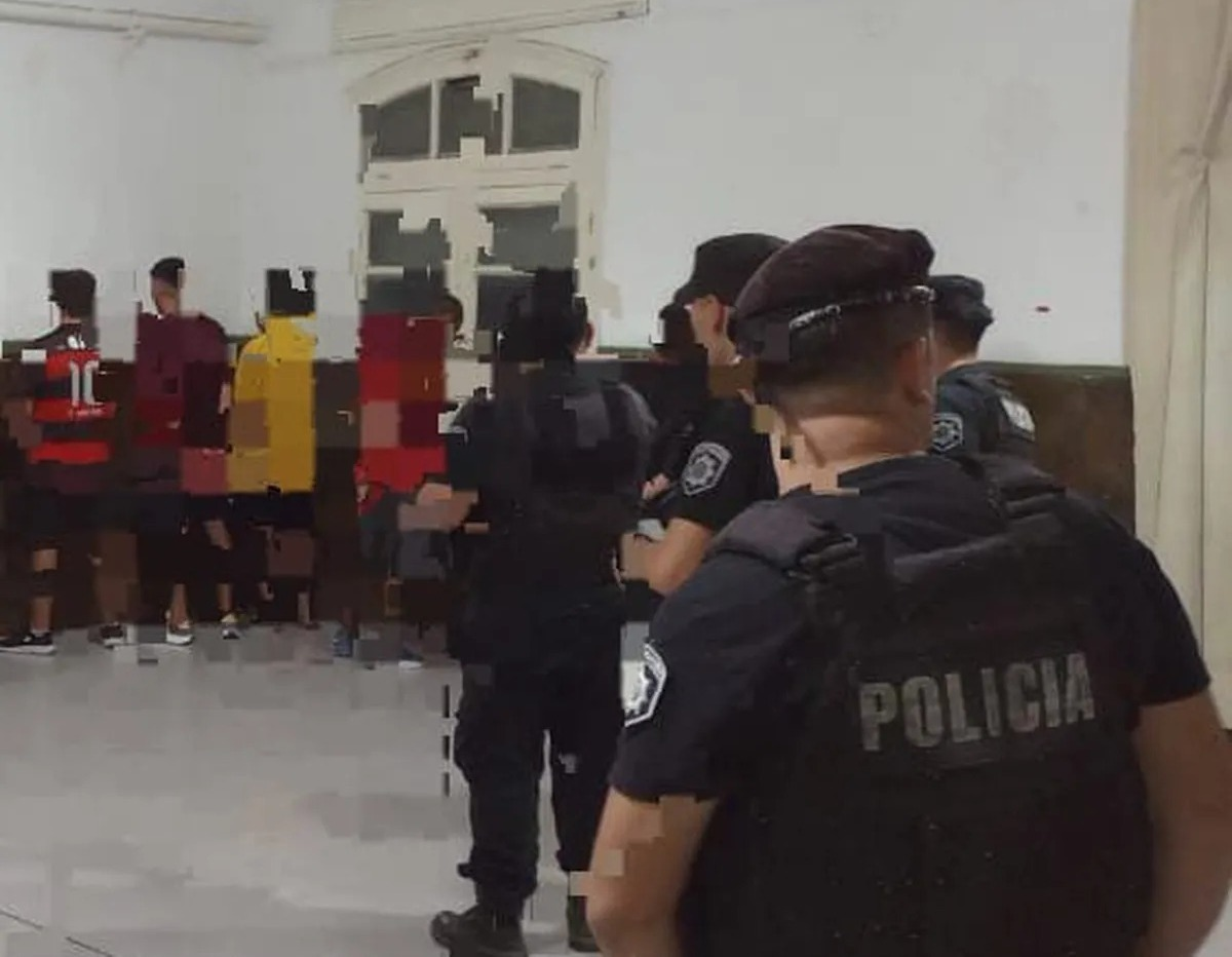 Detuvieron a 28 barrabravas de La Negrada en el partido de Colón frente a Aldosivi. Detuvieron a 28 barrabravas de La Negrada en el partido de Colón frente a Aldosivi.