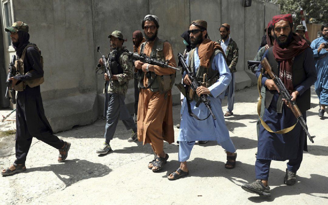 Video: Talibanes disparan contra manifestantes pacíficos y golpean a periodistas en Jalalabad