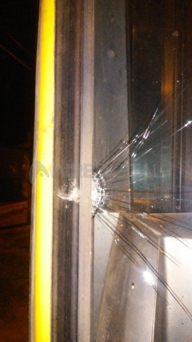 Así quedó el parabrisas de un colectivo atacado este domingo a la noche.