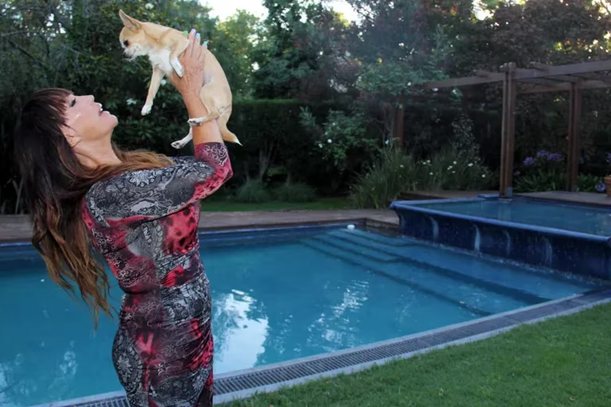 La amplia piscina en pleno jardín es una de las grandes comodidades que tiene Moria Casán en su hogar.