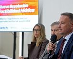 El ministro de Obras Públicas de Santa Fe, Lisandro Enrico, presentó la nueva regulación para factibilidades hídricas junto con representantes del sector privado y colegios profesionales. El ministro de Obras Públicas de Santa Fe, Lisandro Enrico, presentó la nueva regulación para factibilidades hídricas junto con representantes del sector privado y colegios profesionales.