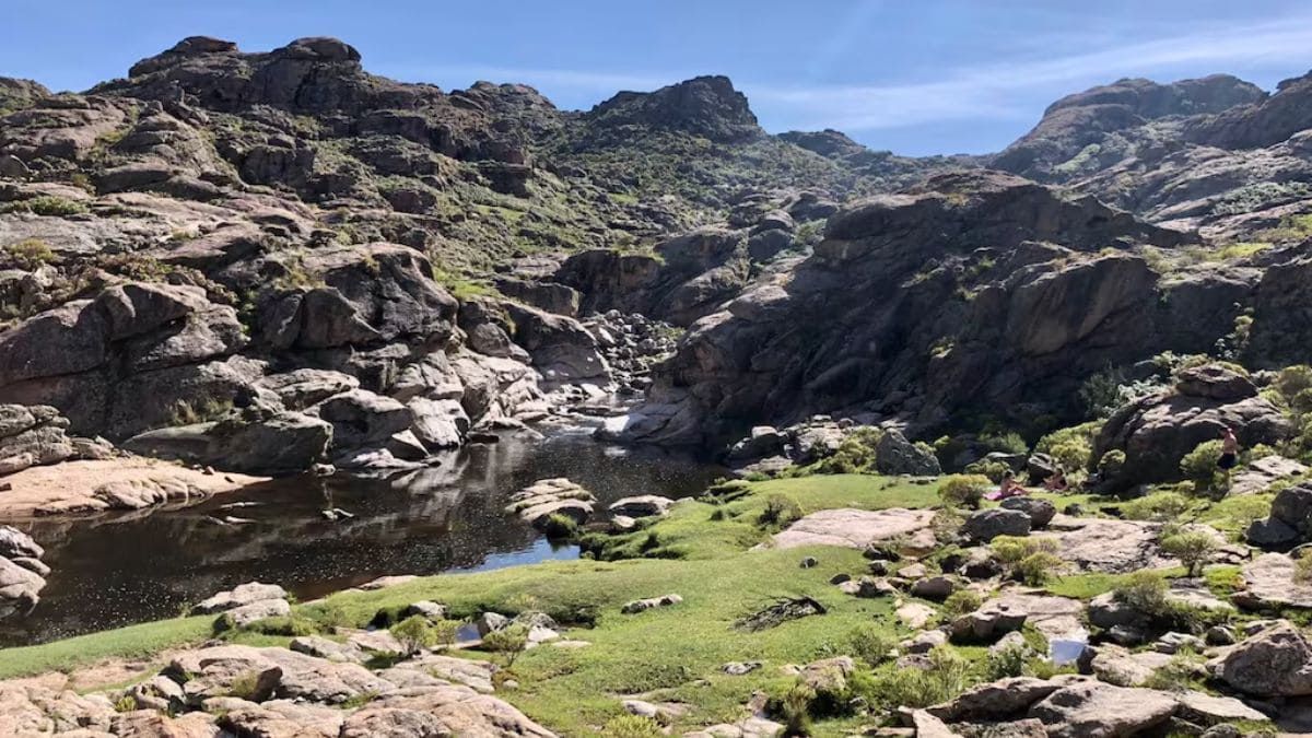 Entre los imperdibles lugares para hacer senderismo se encuentra el Puente de Piedra y el Mogote La Hornilla. Entre los imperdibles lugares para hacer senderismo se encuentra el Puente de Piedra y el Mogote La Hornilla.