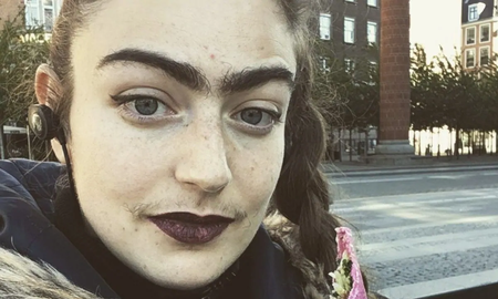 Lleva un año sin depilarse el bigote y las cejas y lo muestra en Instagram Lleva un año sin depilarse el bigote y las cejas y lo muestra en Instagram
