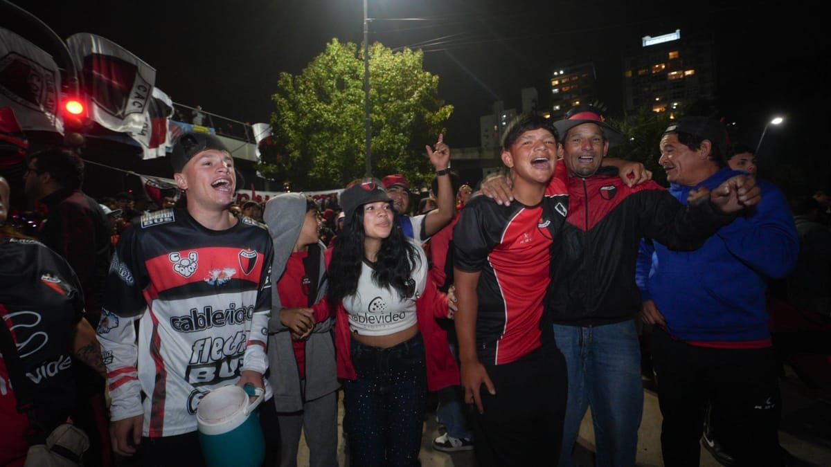 Los hinchas de Colón protagonizaron una masiva caravana por las calles de Santa Fe hacia la sede del club. Los hinchas de Colón protagonizaron una masiva caravana por las calles de Santa Fe hacia la sede del club.
