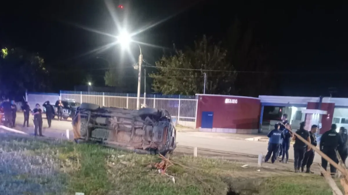 Uno de los delincuentes murió, mientras que el otro fue detenido. Uno de los delincuentes murió, mientras que el otro fue detenido.