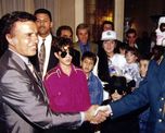 El encuentro de Michael Jackson con el entonces presidente de la Nación, Carlos Saúl Menem. El encuentro de Michael Jackson con el entonces presidente de la Nación, Carlos Saúl Menem.