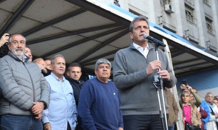 El ministro de Economía y candidato, Sergio Massa junto a referentes obreros. El ministro de Economía y candidato, Sergio Massa junto a referentes obreros.