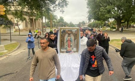 Los fieles se encaminan hacia la Laguna Setúbal para la procesión náutica de la Virgen de Guadalupe. Los fieles se encaminan hacia la Laguna Setúbal para la procesión náutica de la Virgen de Guadalupe.