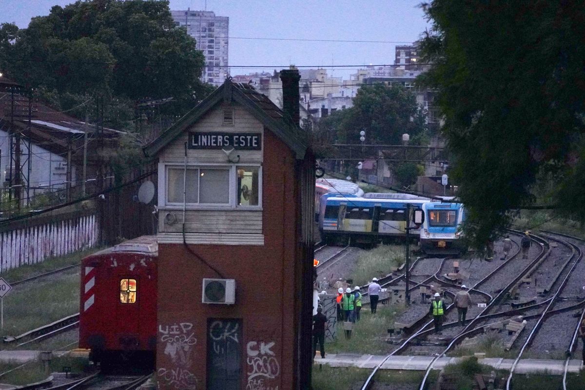 Tres vagones de una formación del Tren Sarmiento descarrilaron este martes a metros de la estación del barrio porteño de Liniers.