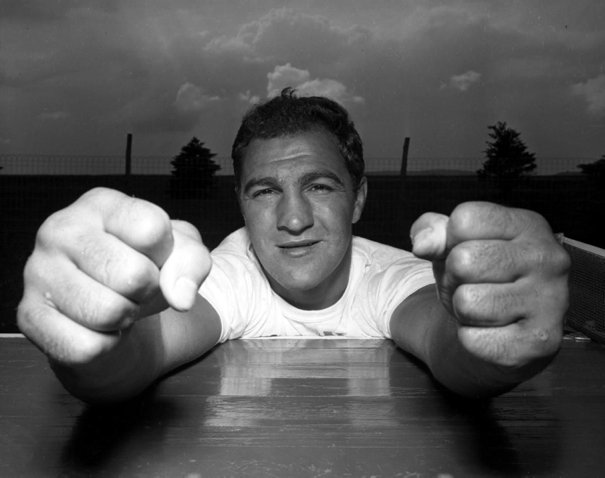 A Rocky Marciano se lo considera como el único monarca de la máxima división que se retiró invicto