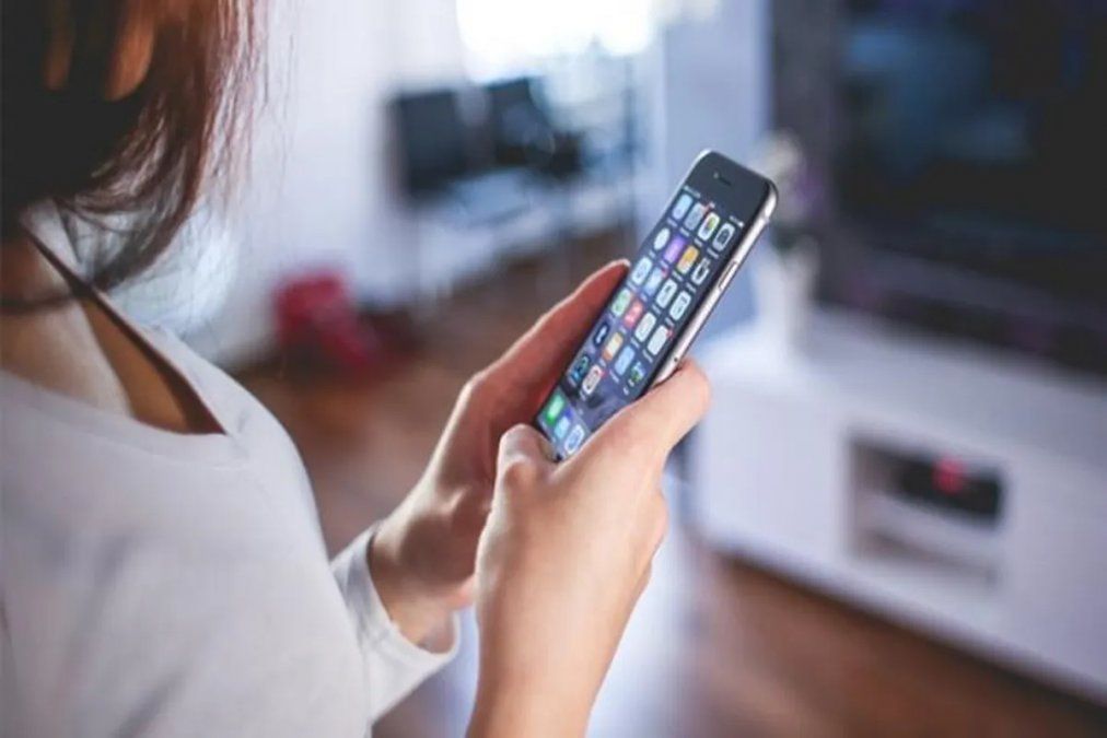 Le revisó el celular de su novio y lo despertó atacándolo con una tijera: Yo te amaba