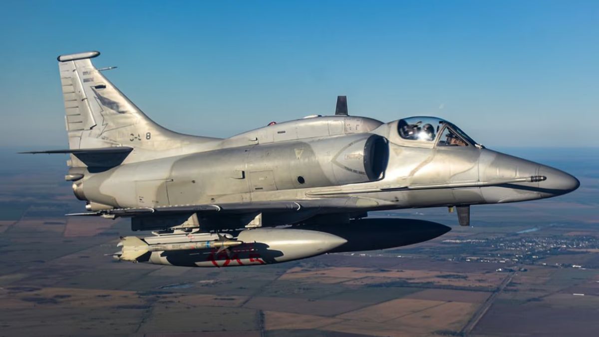 La Fuerza Aérea Argentina pasó a retiro a los aviones los A-4AR Fightinghawk. La Fuerza Aérea Argentina pasó a retiro a los aviones los A-4AR Fightinghawk.