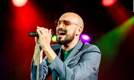 El cantante se presentará en el Anfiteatro de Valle Viejo este 14 de febrero. Los organizadores hicieron público el pedido que hizo para asistir.