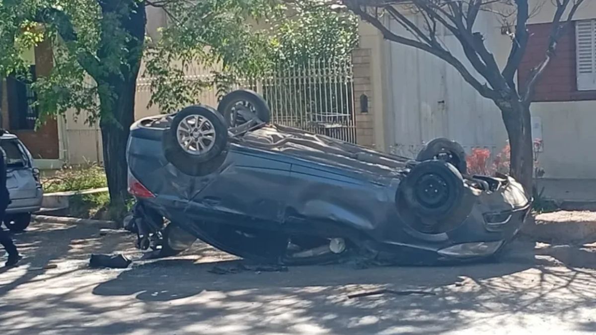 El conductor del auto baleado fue internado en grave estado en el Hospital Central de Mendoza.
