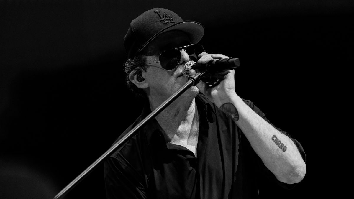 Andr&eacute;s Calamaro presenta un show potente, sostenido por una banda en vivo de gran fuerza y solidez sonora.