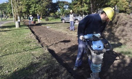 Se trata de una vereda paralela a la ciclovía para completar un circuito deportivo y recreativo. También se licitará, en pocos días, la nueva iluminación y se sumarán árboles. Se trata de una vereda paralela a la ciclovía para completar un circuito deportivo y recreativo. También se licitará, en pocos días, la nueva iluminación y se sumarán árboles.