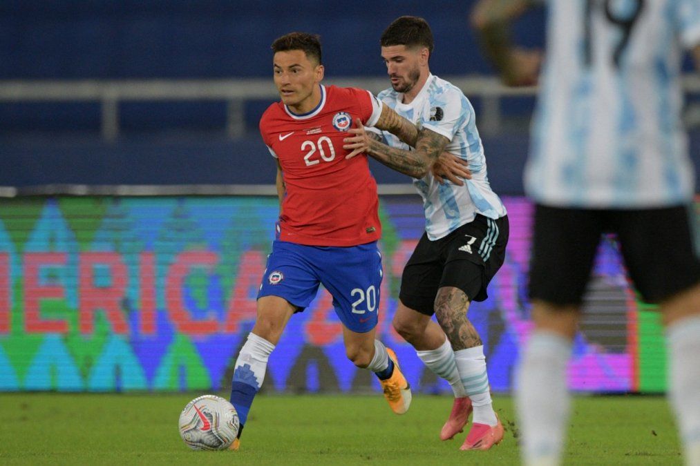 Argentina jugaba en campo rival y Chile intentaba salir de contraataque. El primer tiempo de la Selección fue bueno, a pesar de algunos desajustes defensivos que se produjeron en ataques aislados de los trasandinos.