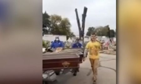 parodiaron a los ghaneses, bailaron con los ataudes y se quedaron sin trabajo en el cementerio parodiaron a los ghaneses, bailaron con los ataudes y se quedaron sin trabajo en el cementerio
