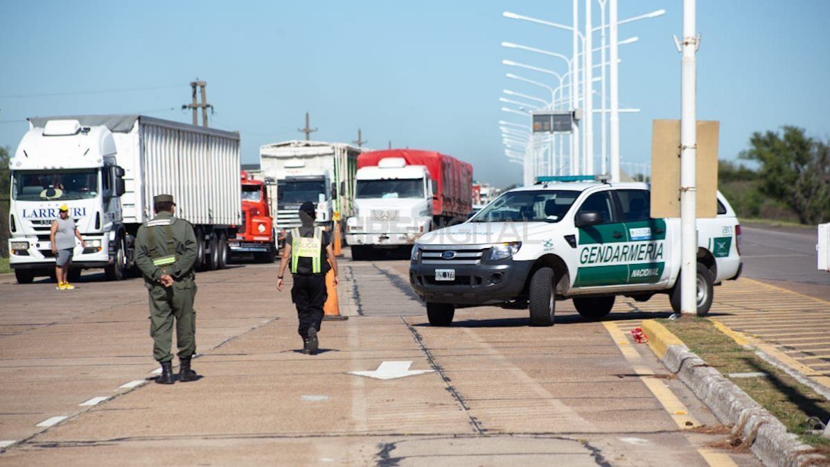 Los manifestantes cruzaron un cami&oacute;n sobre la ruta para impedir el tr&aacute;nsito.&nbsp;