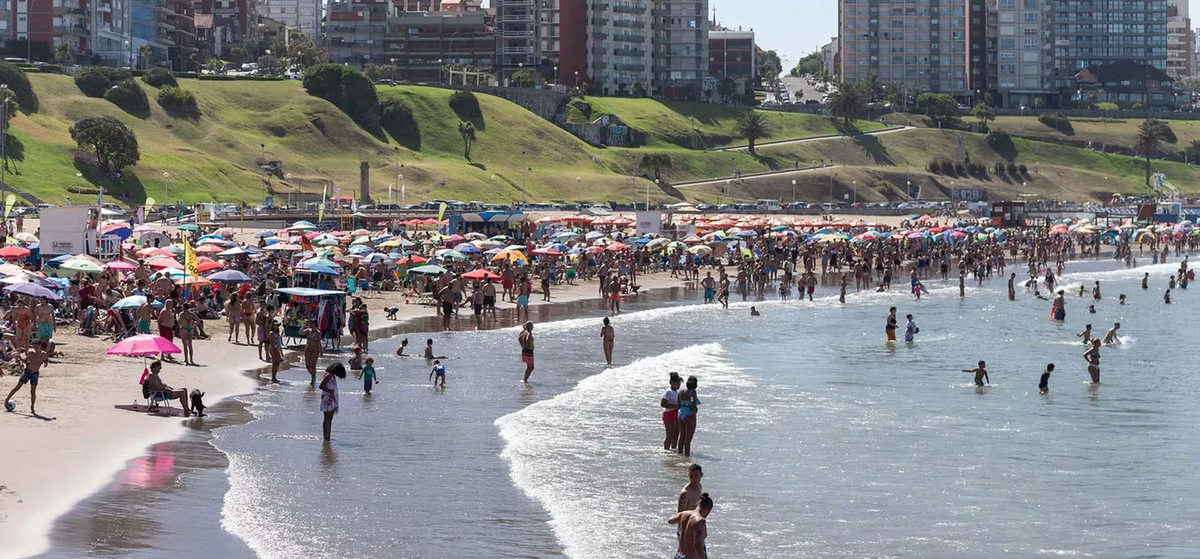Los turistas disfrutan de la Costa Atl&aacute;ntica.