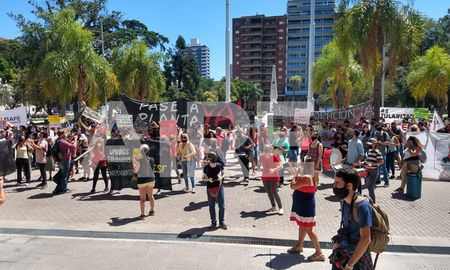 Los manifestantes se dirigieron a la Plaza 25 de Mayo para reclamar frente a la Casa de Gobierno. Los manifestantes se dirigieron a la Plaza 25 de Mayo para reclamar frente a la Casa de Gobierno.