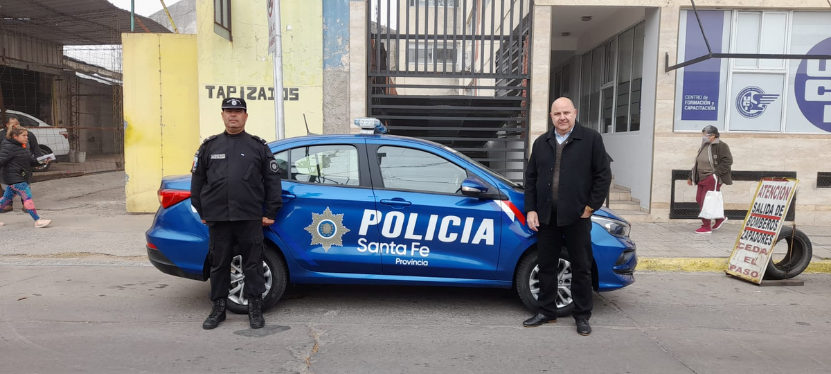 Daniel Quacquarini, presidente comunal de Pujato, recorre la zona de madrugada junto al comisario de la localidad para luchar contra la inseguridad. 