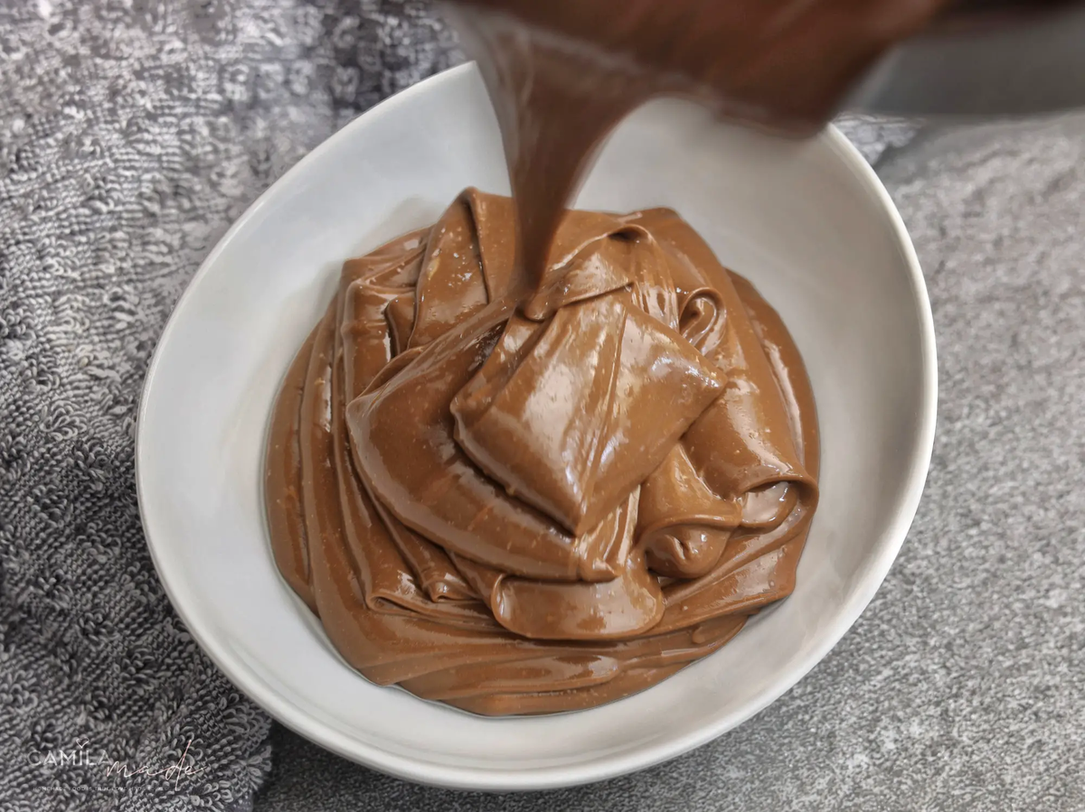 La crema pastelera de dulce de leche es muy fácil de hacer y es una excelente opción para rellenar postres. La crema pastelera de dulce de leche es muy fácil de hacer y es una excelente opción para rellenar postres.
