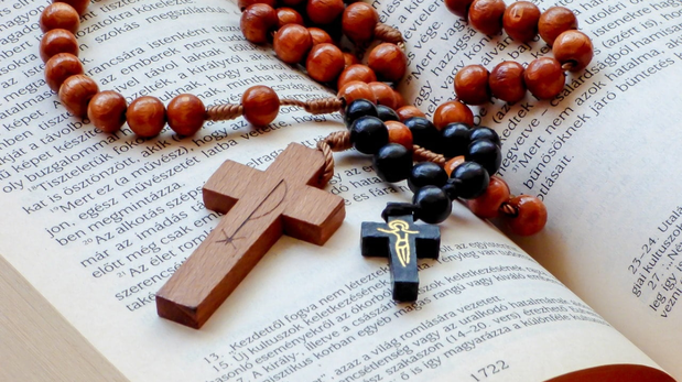 Guía completa de cómo rezar el Santo Rosario.