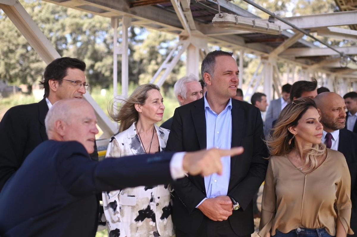 Junto a Manuel Adorni y otros funcionarios