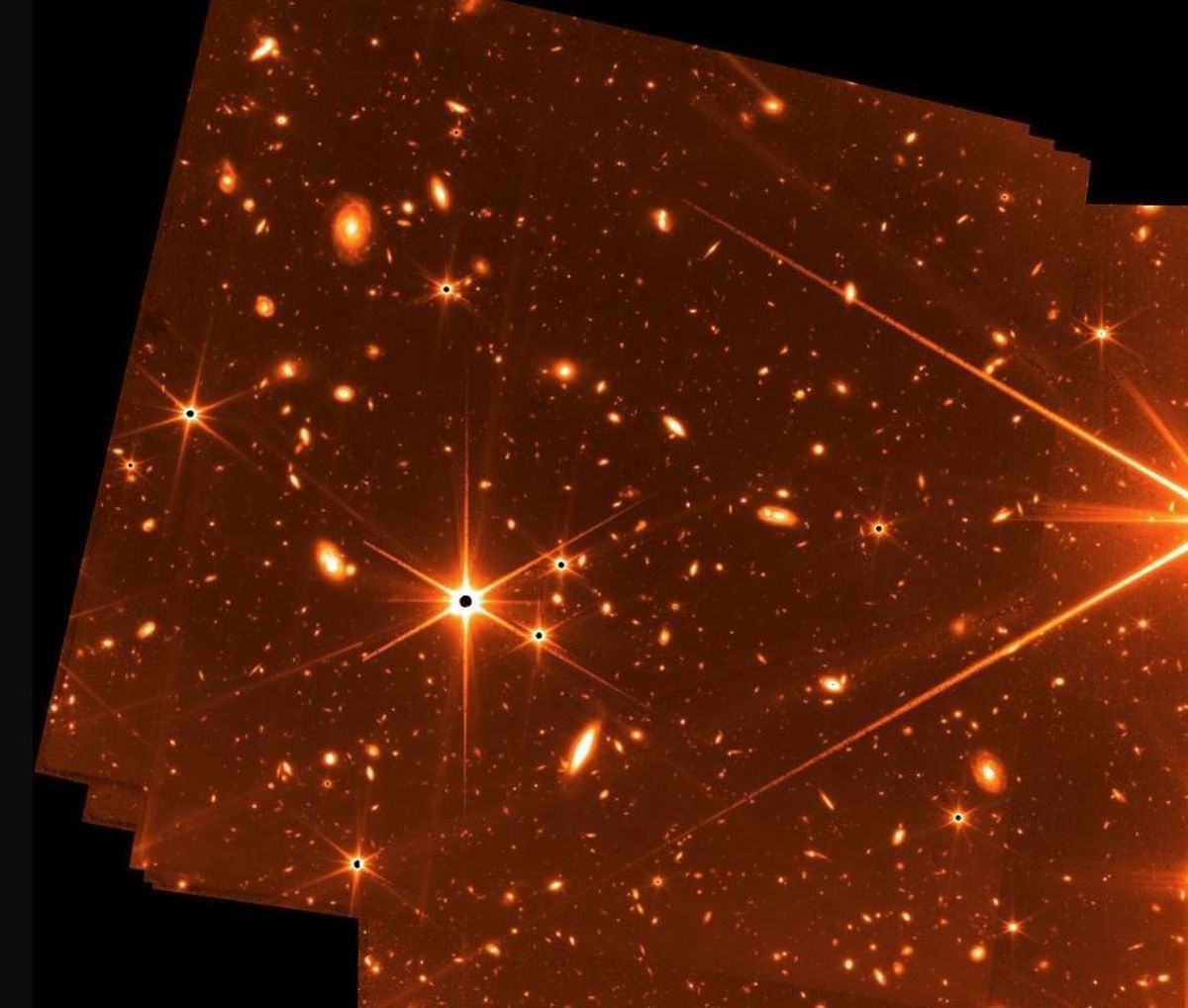 Las estrellas brillantes se destacan con sus seis picos de difracción, largos y claramente definidos, un efecto debido a los segmentos de espejo de seis lados de Webb. Más allá de las estrellas, las galaxias ocupan casi todo el fondo.
