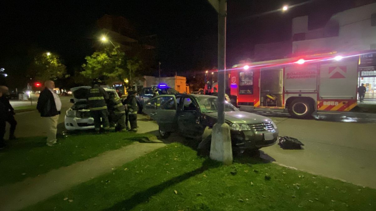 El auto impactó contra un poste de luz tras el accidente de tránsito en Avenida General Paz.