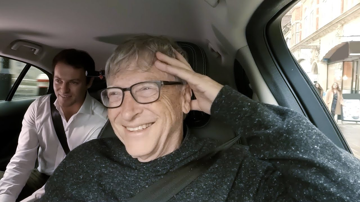 Bill Gates en un auto autonomo. Bill Gates en un auto autonomo.