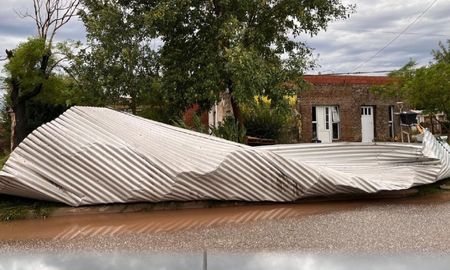 Tortugas, devastada por la tormenta: techos volados, 12 camiones volcados y evacuados Tortugas, devastada por la tormenta: techos volados, 12 camiones volcados y evacuados