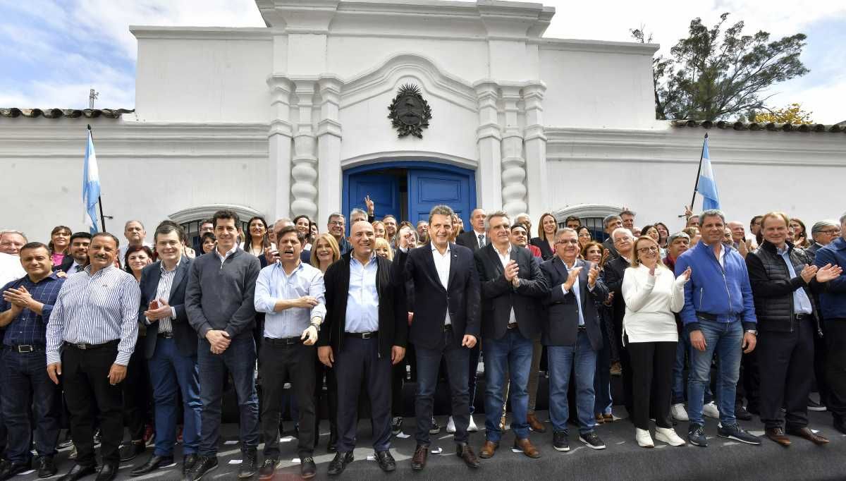 El ministro de economía, Sergio Massa, junto a los gobernadores frente a la casa histórica de Tucumán. El ministro de economía, Sergio Massa, junto a los gobernadores frente a la casa histórica de Tucumán.