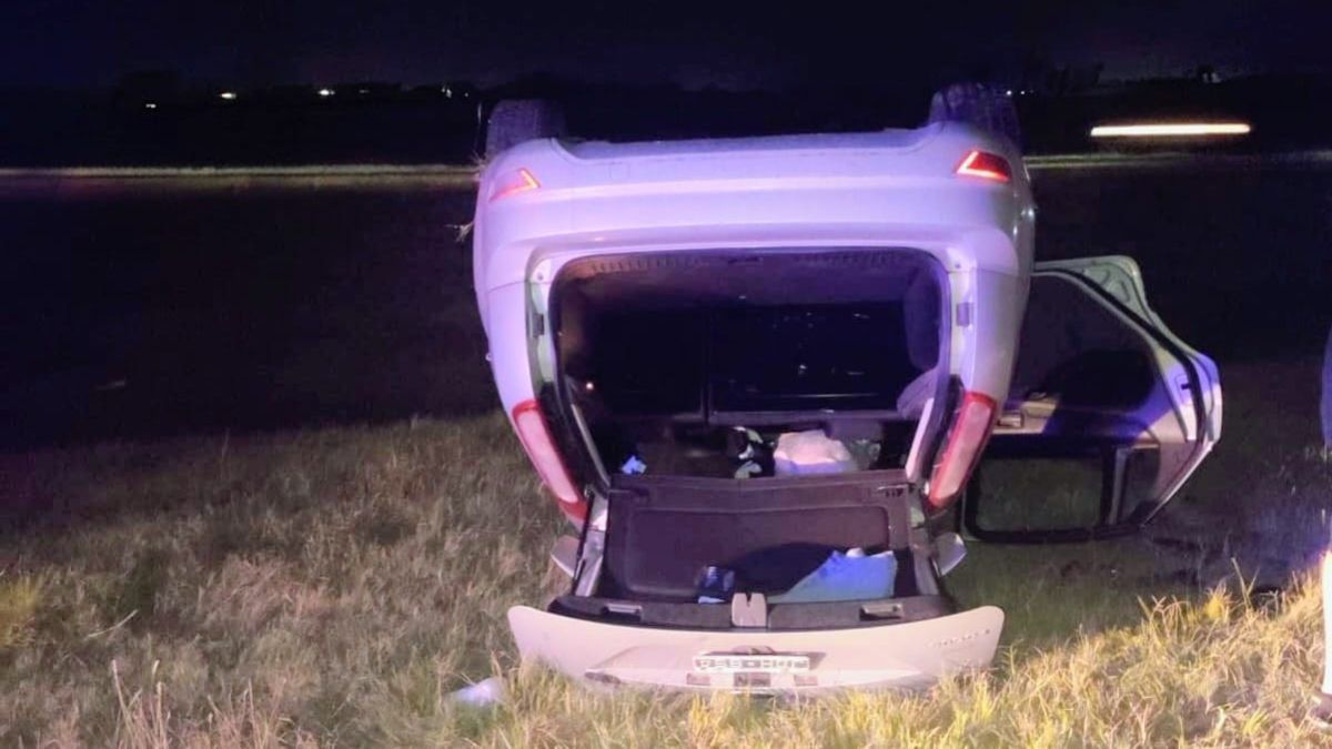 El siniestro ocurrió a las 6.15; uno de los ocupantes sufrió una herida cortante y fue asistido por el SIES. El siniestro ocurrió a las 6.15; uno de los ocupantes sufrió una herida cortante y fue asistido por el SIES.