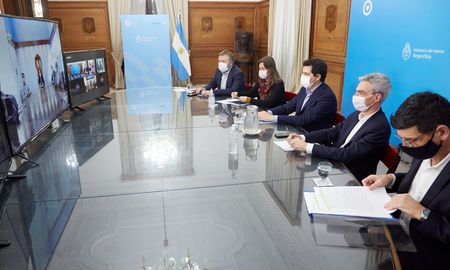 Los ministros Eduardo Wado de Pedro (Interior), Sabrina Frederic (Seguridad) y Mario Meoni (Transporte) realizaron este lunes una videoconferencia con los gobernadores Omar Perotti (Santa Fe), Oscar Herrera Ahuad (Misiones) y Gustavo Valdés (Corrientes) para ajustar y coordinar los protocolos sanitarios para el transporte internacional. Los ministros Eduardo Wado de Pedro (Interior), Sabrina Frederic (Seguridad) y Mario Meoni (Transporte) realizaron este lunes una videoconferencia con los gobernadores Omar Perotti (Santa Fe), Oscar Herrera Ahuad (Misiones) y Gustavo Valdés (Corrientes) para ajustar y coordinar los protocolos sanitarios para el transporte internacional.